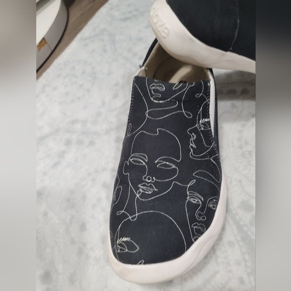 Andose shoes in black with face figures on the front, size 10 women - Picture 6 of 8